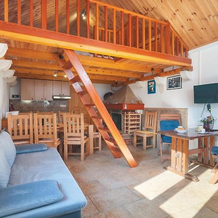 1 Bedroom Awesome Home In Postira Exterior foto
