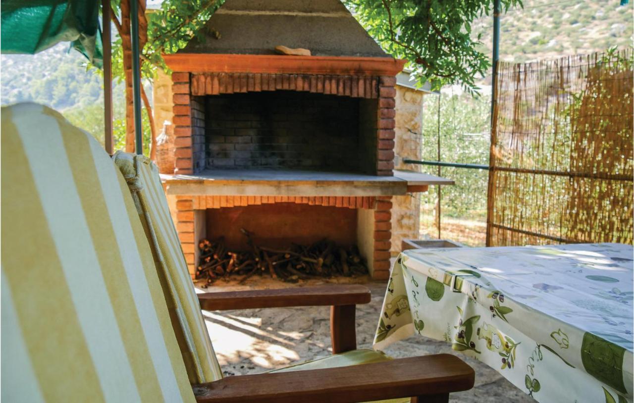 1 Bedroom Awesome Home In Postira Exterior foto