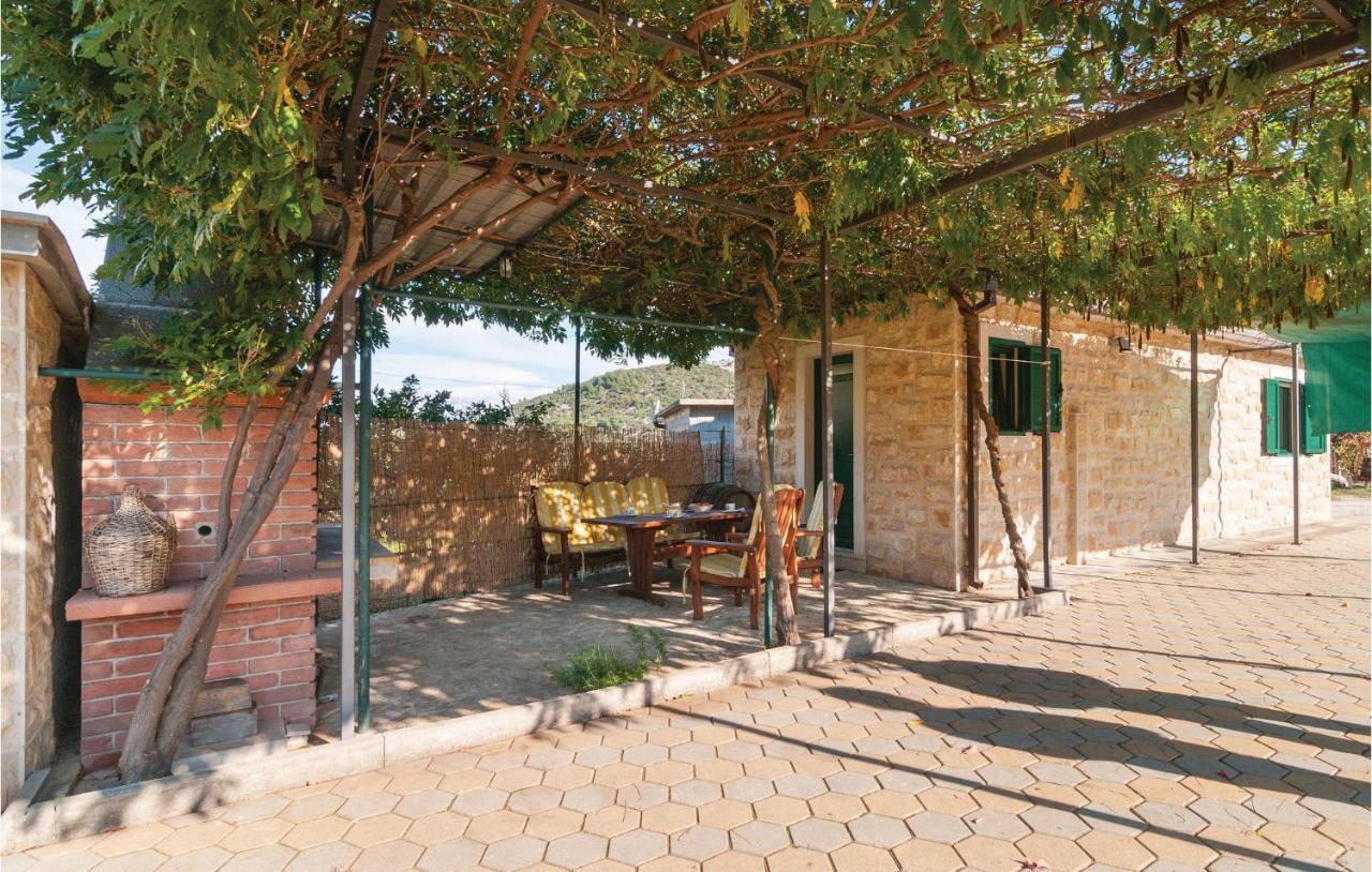 1 Bedroom Awesome Home In Postira Exterior foto
