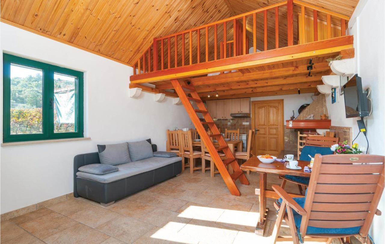 1 Bedroom Awesome Home In Postira Exterior foto