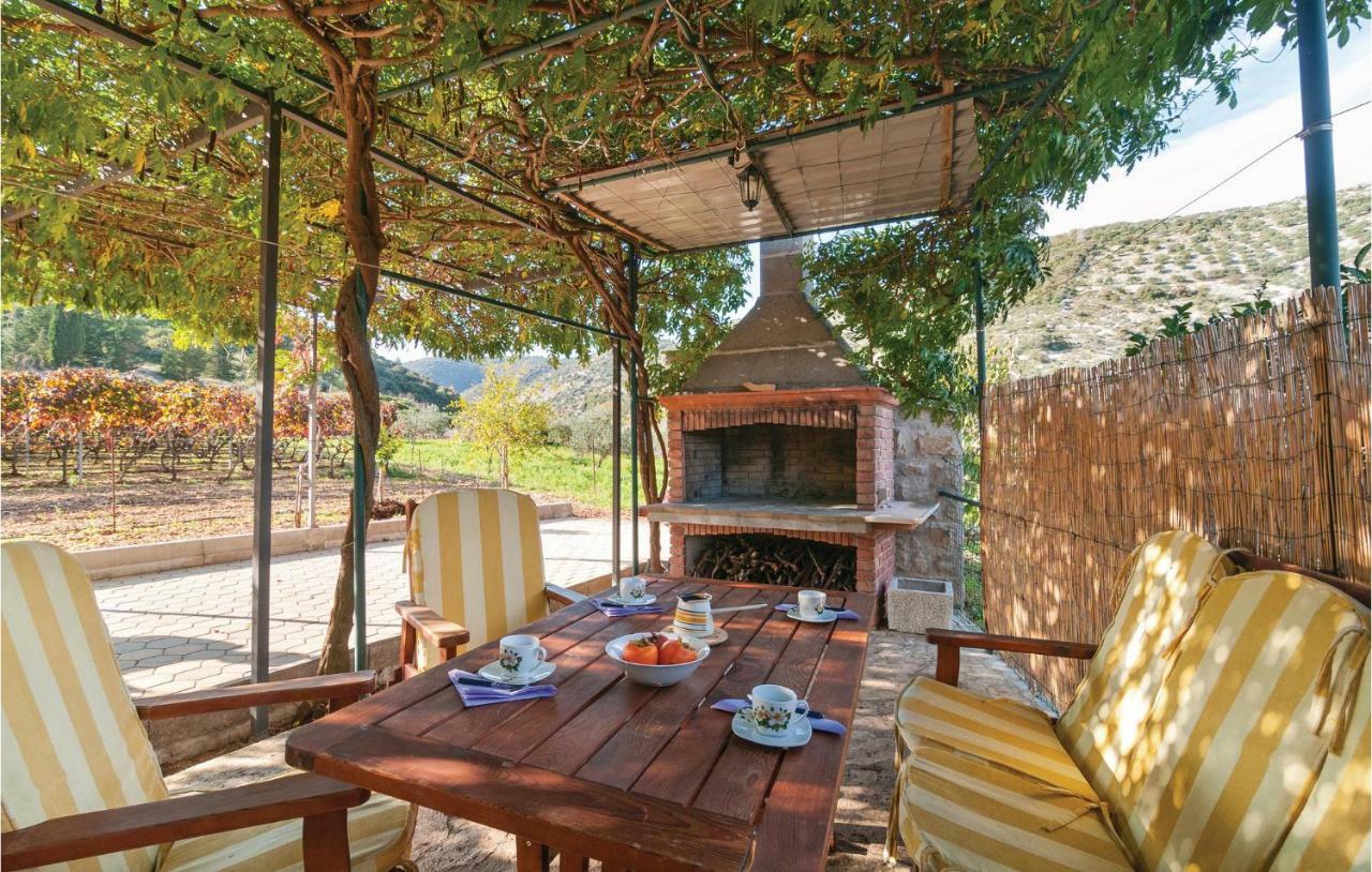 1 Bedroom Awesome Home In Postira Exterior foto